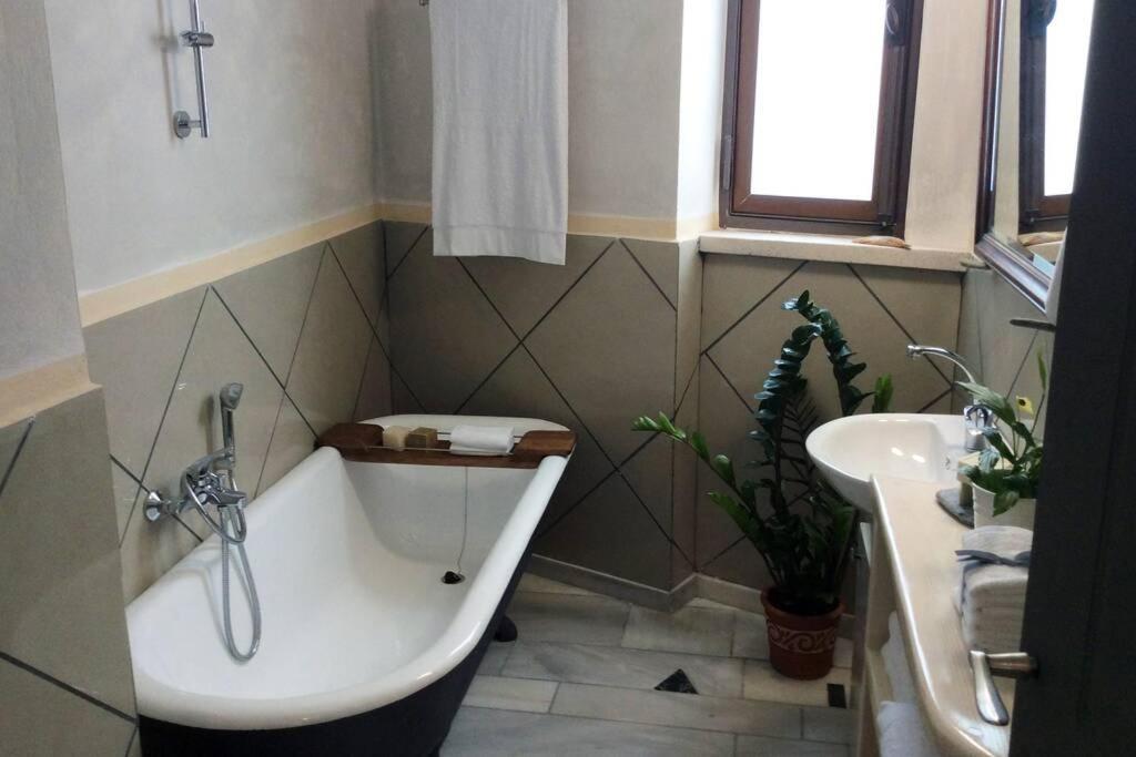 Unique - Spacious Studio With Rooftop / Thissio Athen Exterior foto